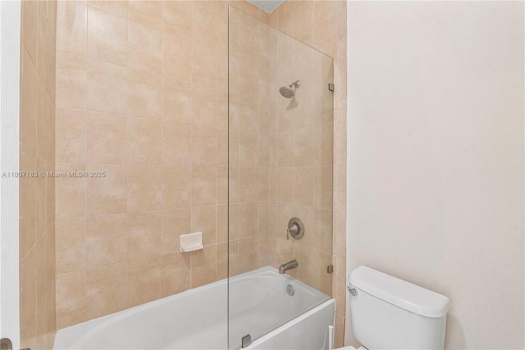 最近售出: $1,088,000 (5 贝兹, 4 浴室, 3820 平方英尺)