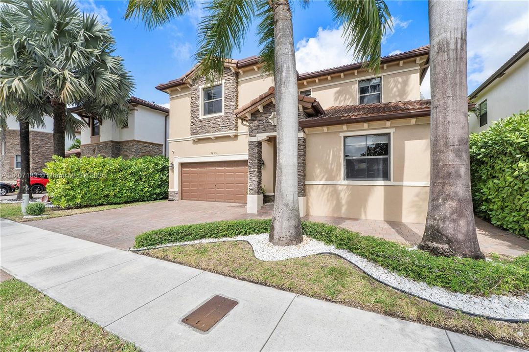 最近售出: $1,088,000 (5 贝兹, 4 浴室, 3820 平方英尺)