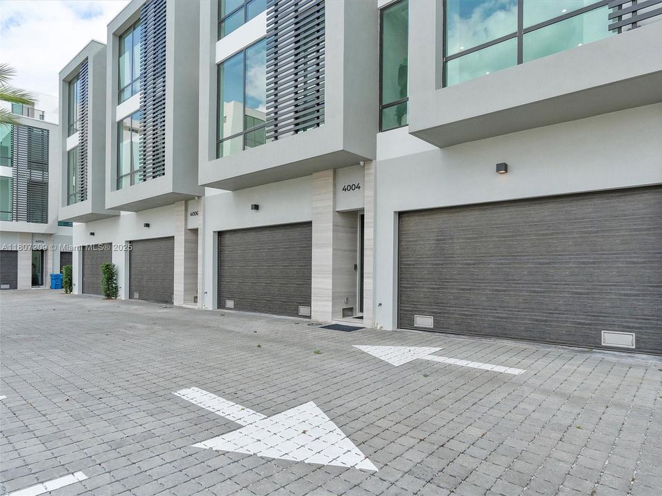 Recently Rented: $14,900 (4 beds, 4 baths, 3375 Square Feet)