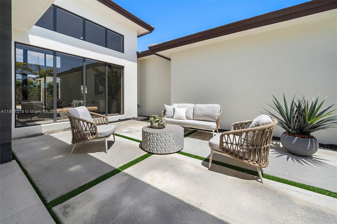 Recently Sold: $2,450,000 (5 beds, 5 baths, 3980 Square Feet)