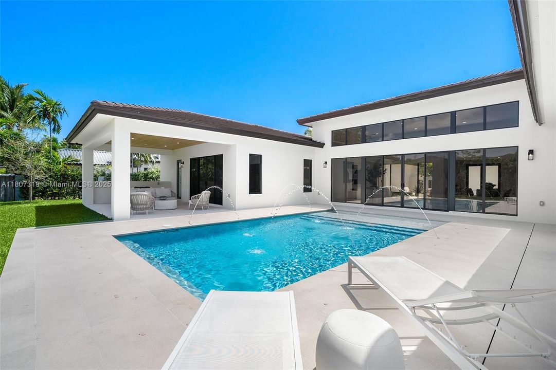 Recently Sold: $2,450,000 (5 beds, 5 baths, 3980 Square Feet)