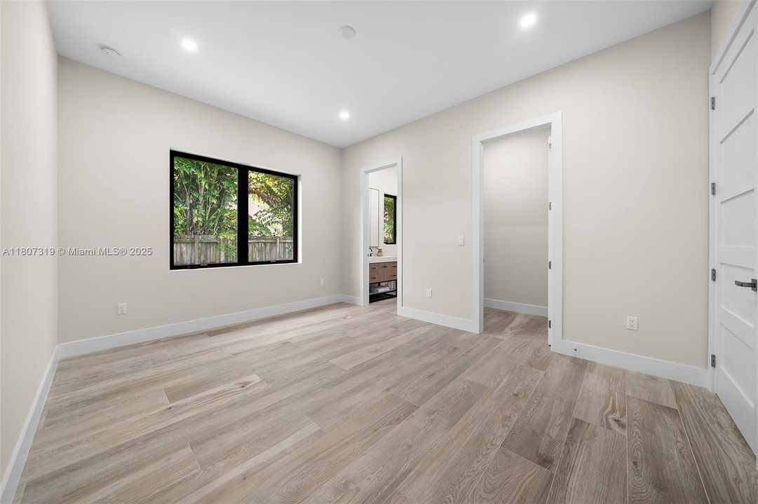 Recently Sold: $2,450,000 (5 beds, 5 baths, 3980 Square Feet)