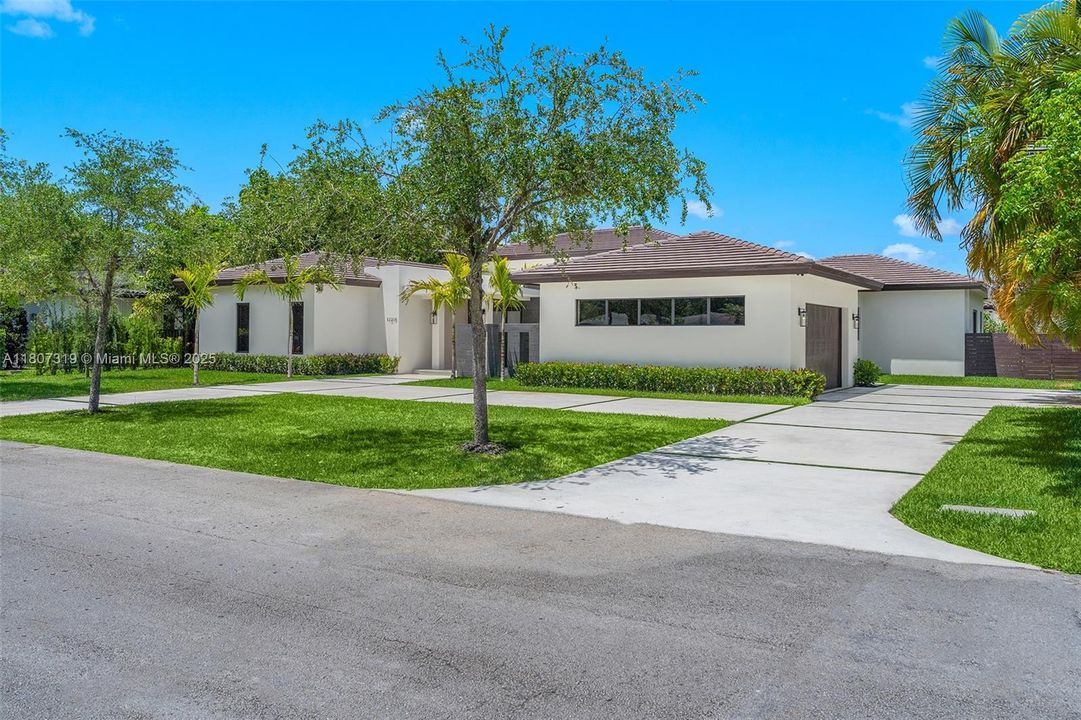 Recently Sold: $2,450,000 (5 beds, 5 baths, 3980 Square Feet)