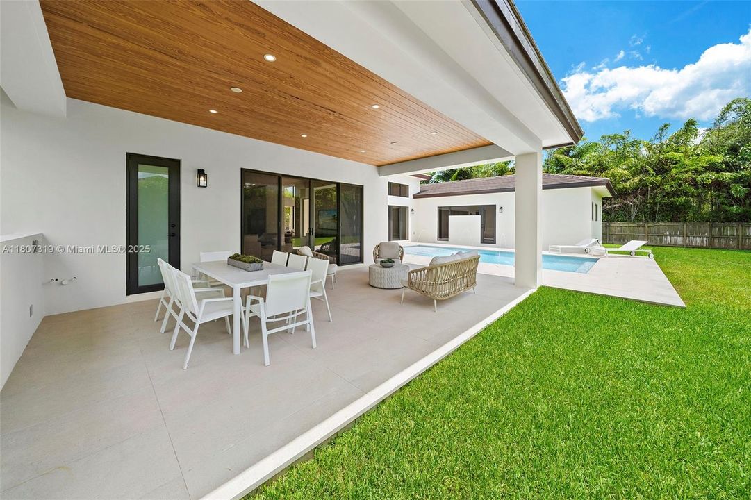 Recently Sold: $2,450,000 (5 beds, 5 baths, 3980 Square Feet)