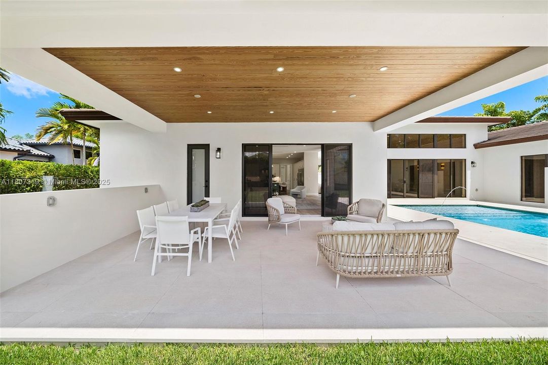 Recently Sold: $2,450,000 (5 beds, 5 baths, 3980 Square Feet)