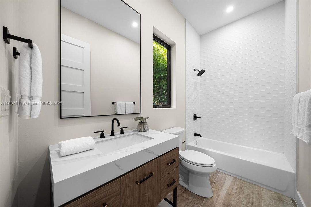 Recently Sold: $2,450,000 (5 beds, 5 baths, 3980 Square Feet)