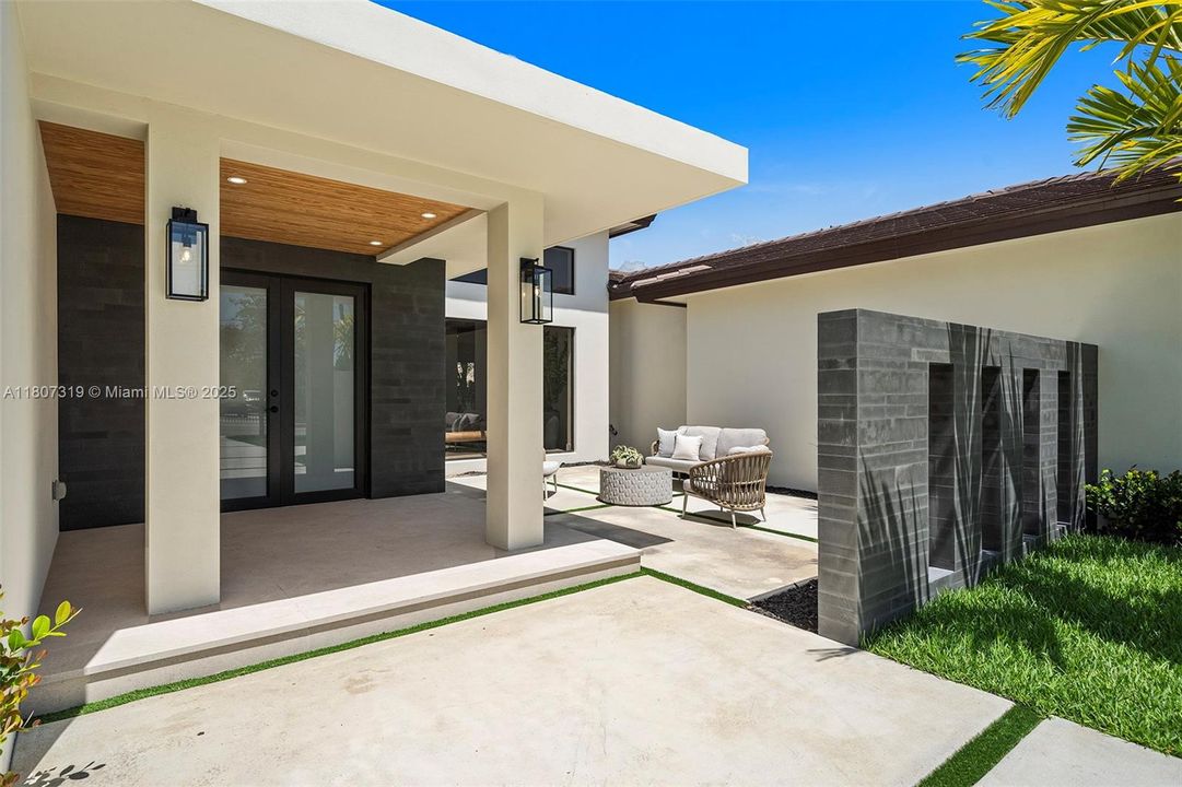 Recently Sold: $2,450,000 (5 beds, 5 baths, 3980 Square Feet)