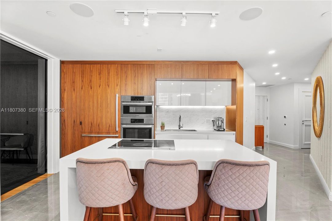 For Sale: $990,000 (2 beds, 3 baths, 1559 Square Feet)