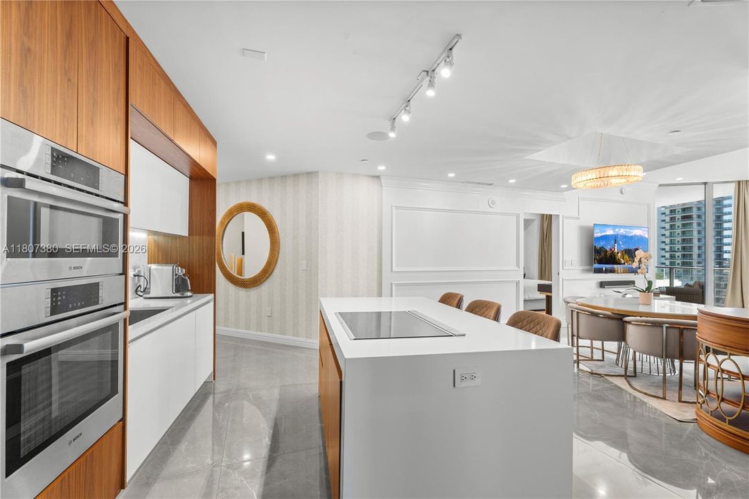 For Sale: $990,000 (2 beds, 3 baths, 1559 Square Feet)