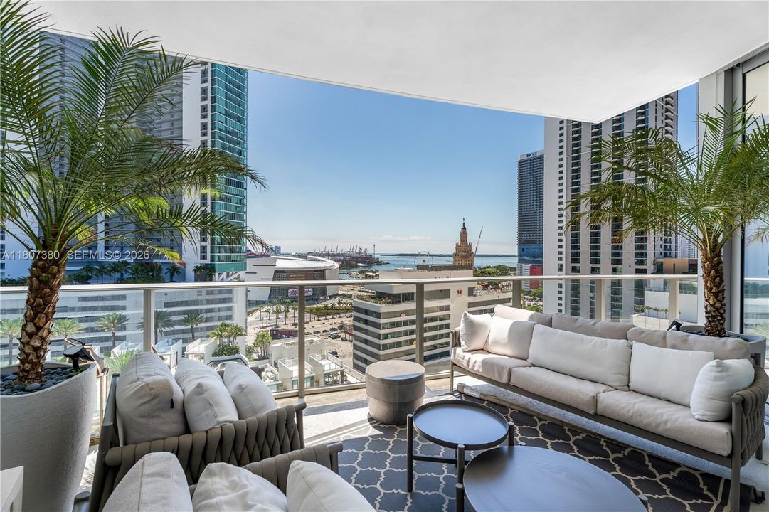 For Sale: $990,000 (2 beds, 3 baths, 1559 Square Feet)