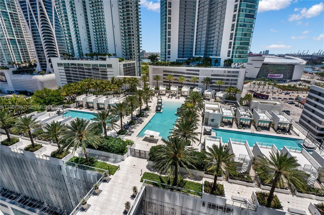 For Sale: $990,000 (2 beds, 3 baths, 1559 Square Feet)