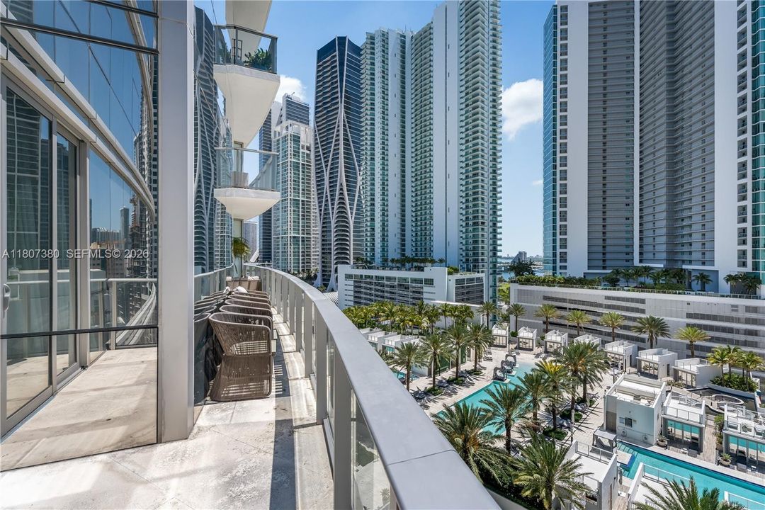 For Sale: $990,000 (2 beds, 3 baths, 1559 Square Feet)