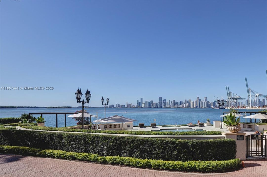 待售: $3,890,000 (2 贝兹, 2 浴室, 1950 平方英尺)