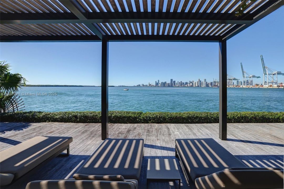 待售: $3,890,000 (2 贝兹, 2 浴室, 1950 平方英尺)