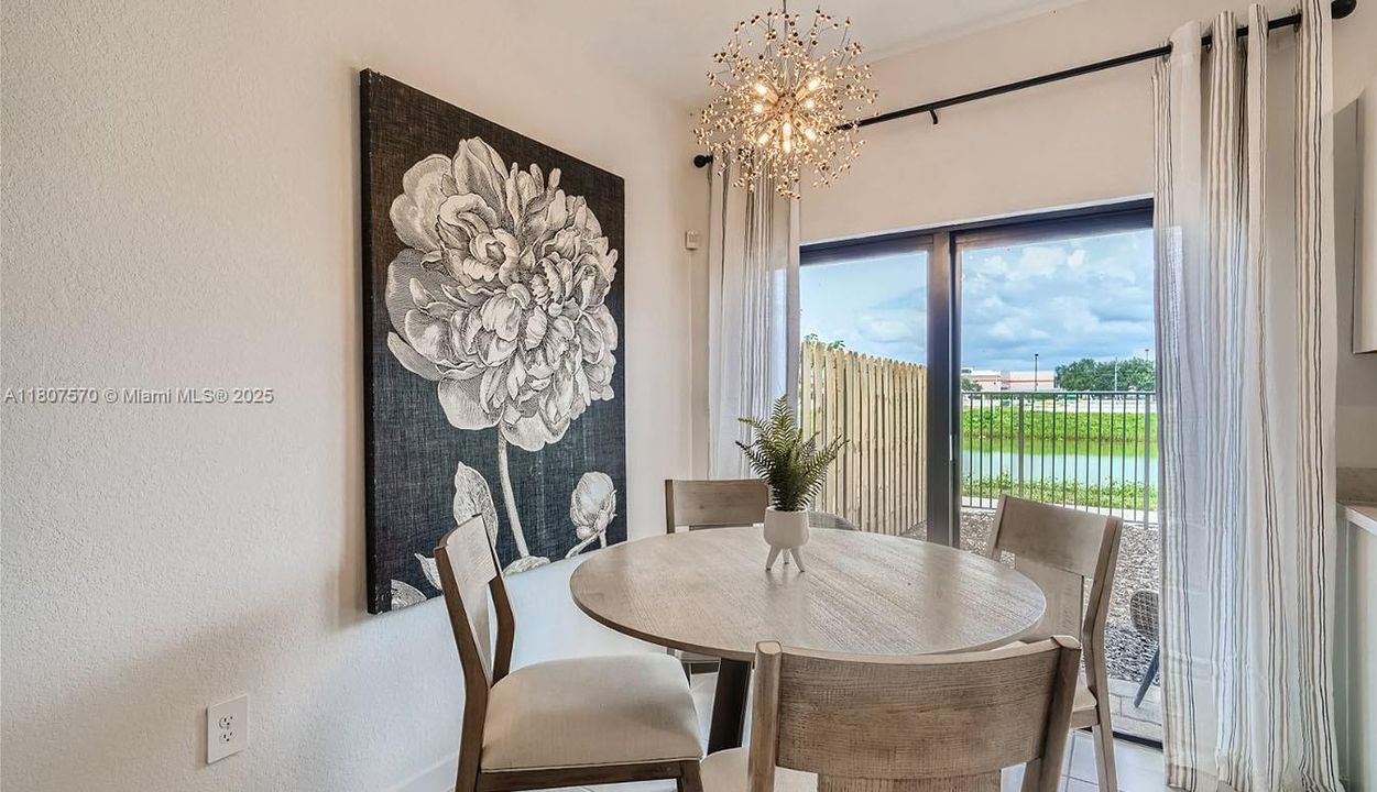 Недавно продано: $399,000 (3 спален, 3 ванн, 1380 Квадратных фут)