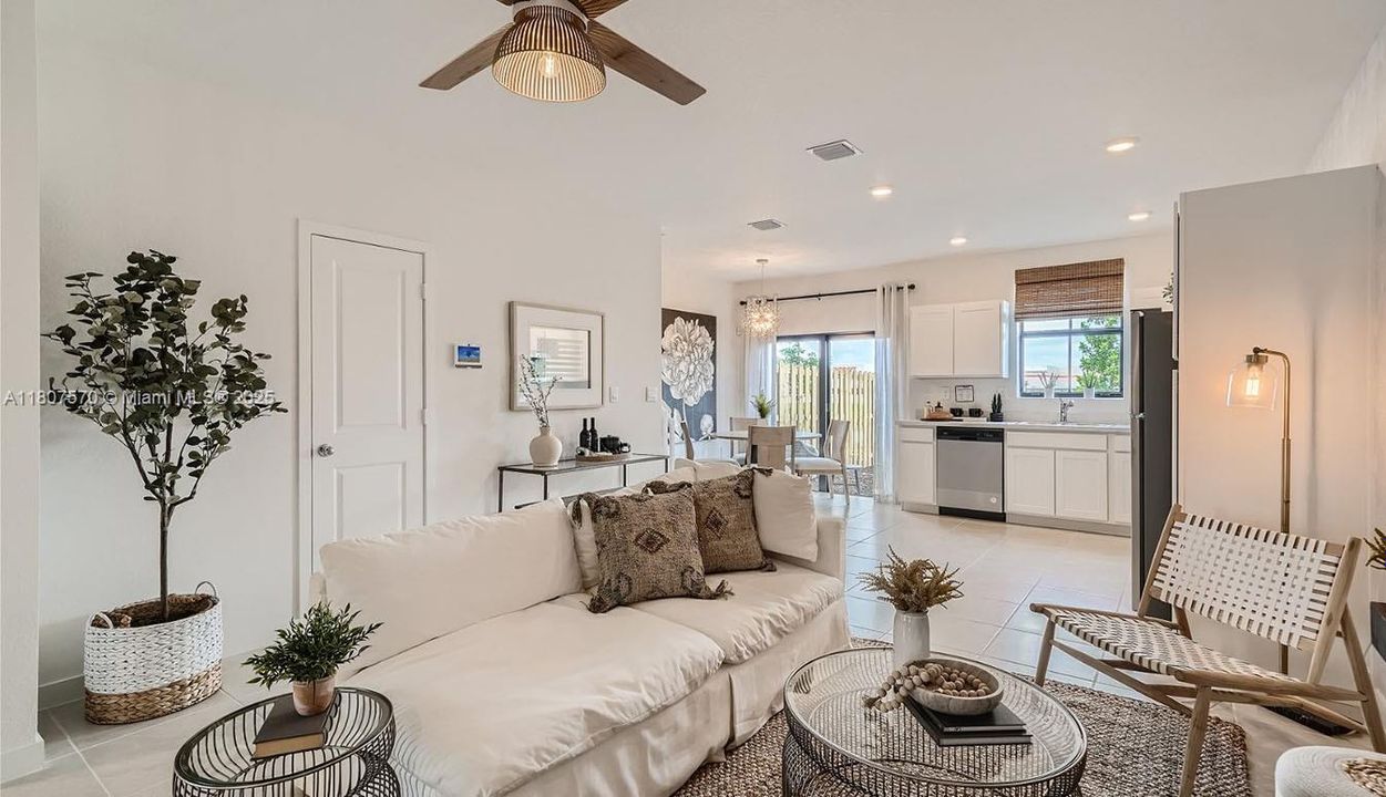 Недавно продано: $399,000 (3 спален, 3 ванн, 1380 Квадратных фут)