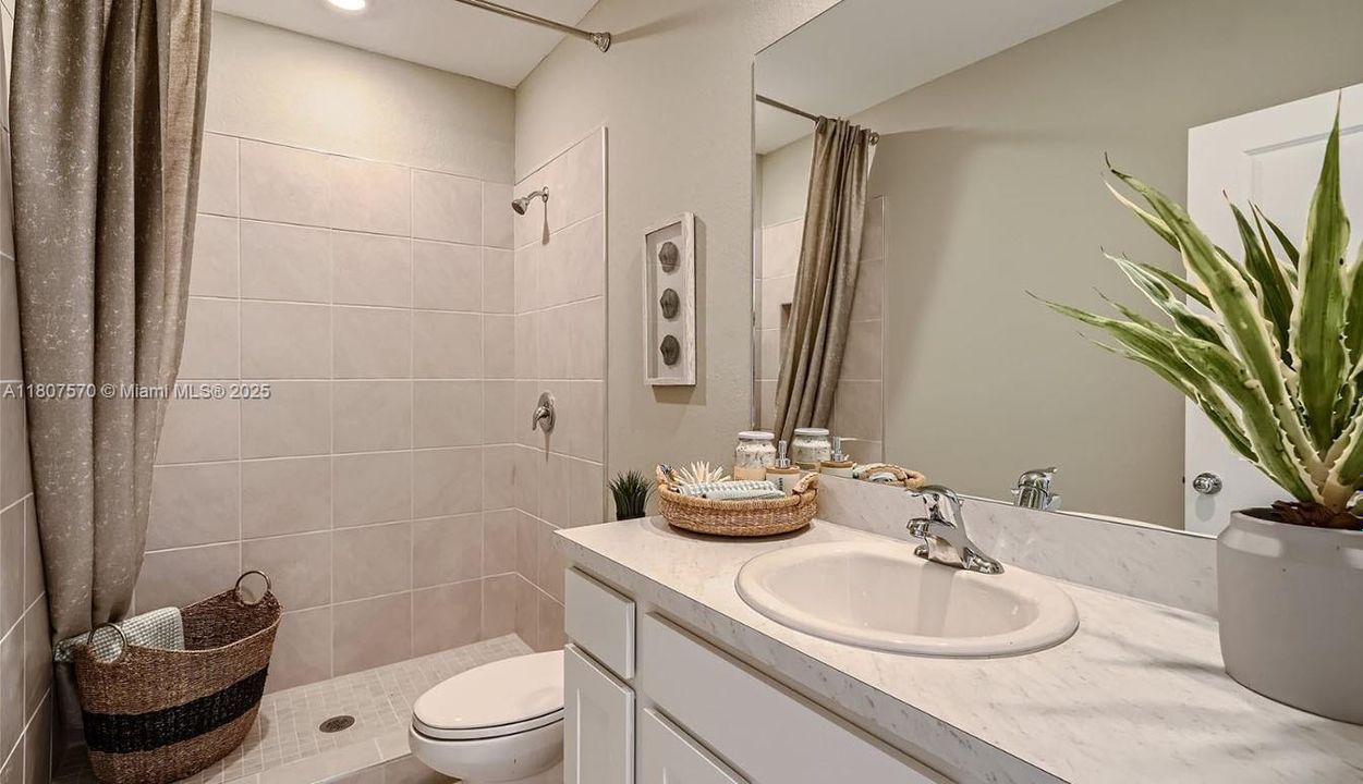 Недавно продано: $399,000 (3 спален, 3 ванн, 1380 Квадратных фут)