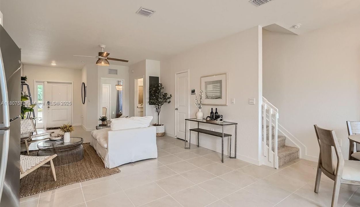 Недавно продано: $399,000 (3 спален, 3 ванн, 1380 Квадратных фут)