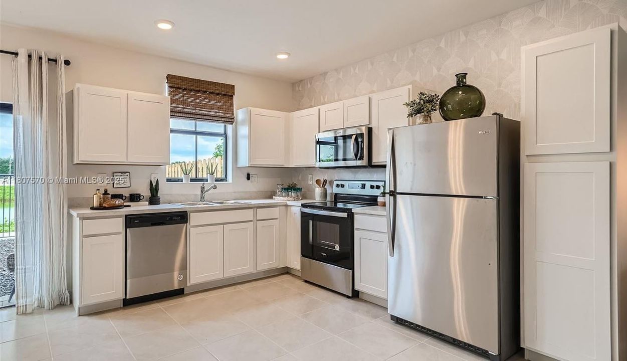 Недавно продано: $399,000 (3 спален, 3 ванн, 1380 Квадратных фут)