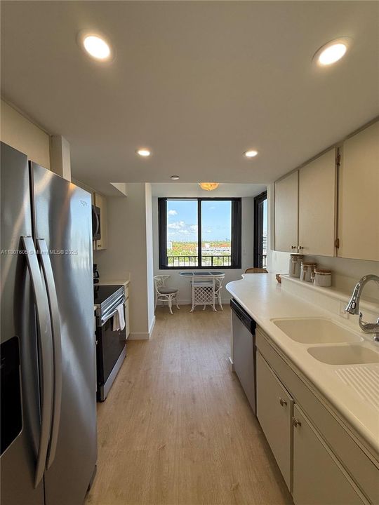 Active With Contract: $5,490 (2 beds, 2 baths, 1440 Square Feet)