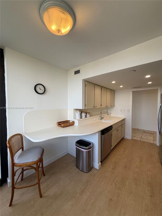 Active With Contract: $5,490 (2 beds, 2 baths, 1440 Square Feet)