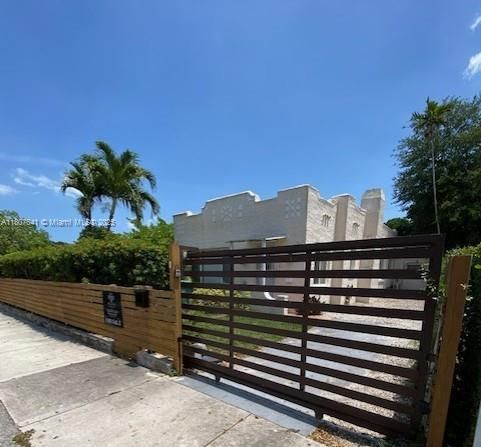 Recently Sold: $549,000 (4 beds, 2 baths, 1593 Square Feet)