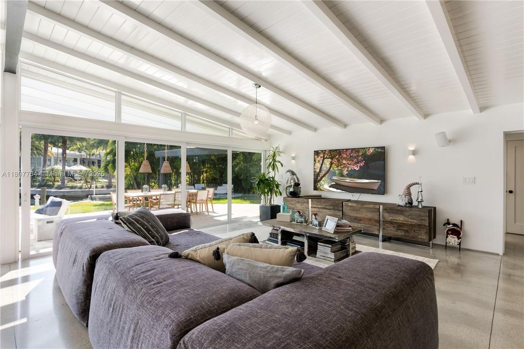 В аренду: $55,000 (5 спален, 5 ванн, 3661 Квадратных фут)