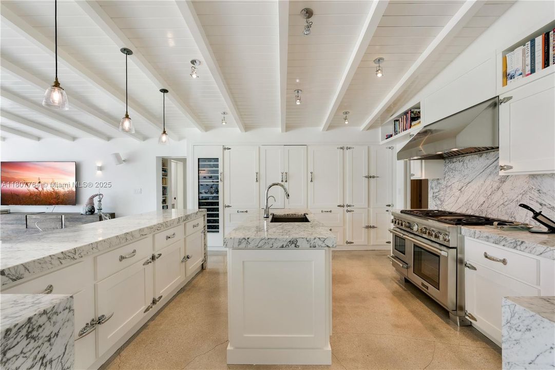 В аренду: $55,000 (5 спален, 5 ванн, 3661 Квадратных фут)