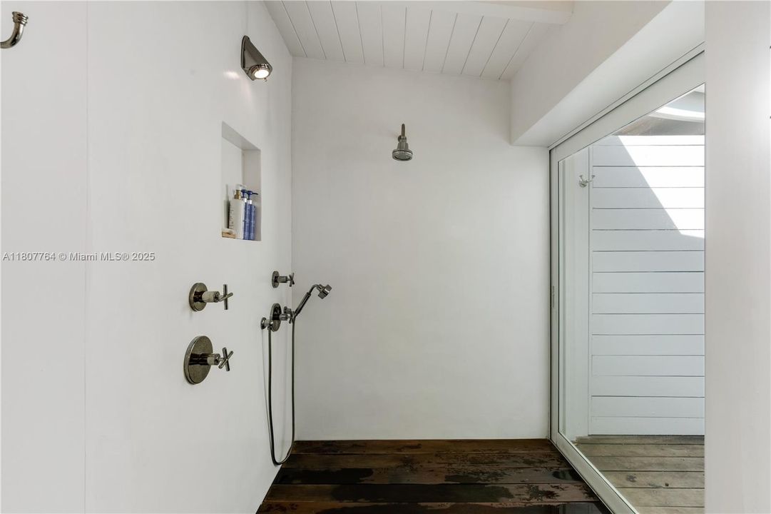 В аренду: $55,000 (5 спален, 5 ванн, 3661 Квадратных фут)