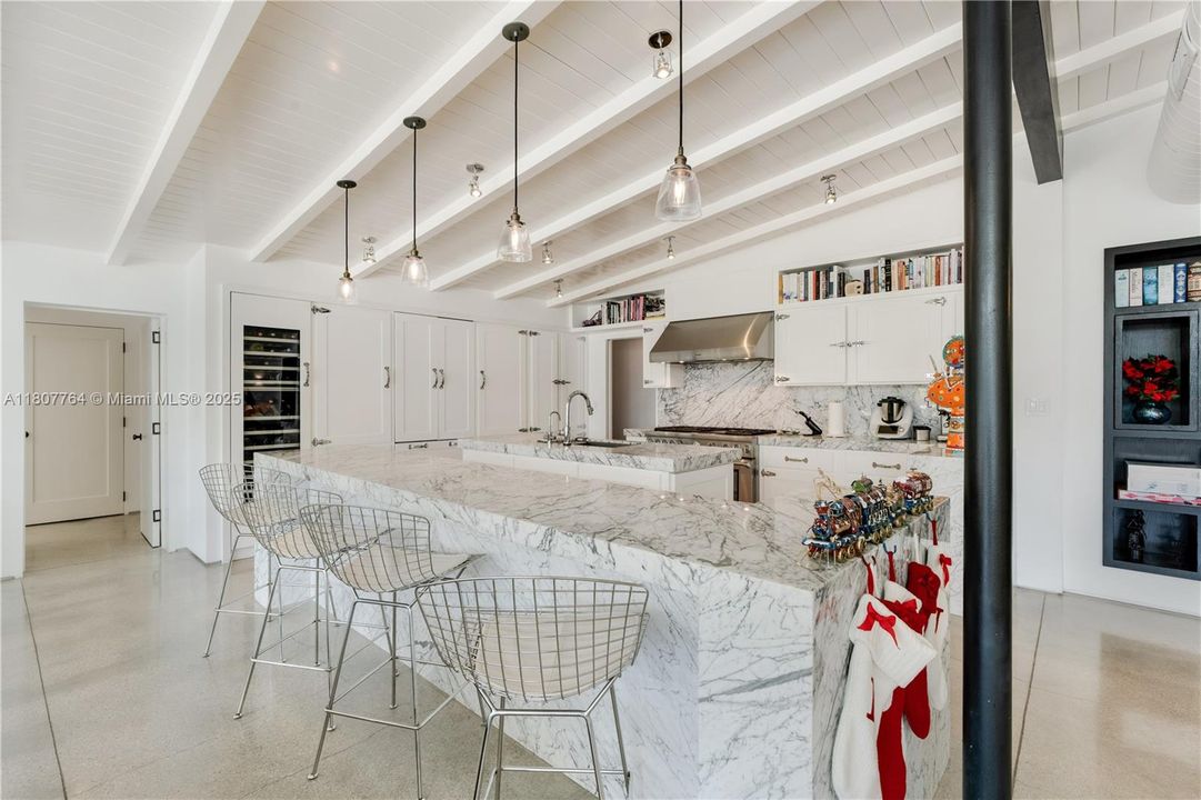 В аренду: $55,000 (5 спален, 5 ванн, 3661 Квадратных фут)