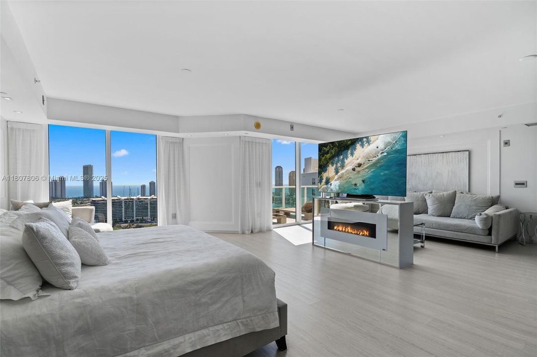 Active With Contract: $4,295,000 (6 beds, 6 baths, 5525 Square Feet)