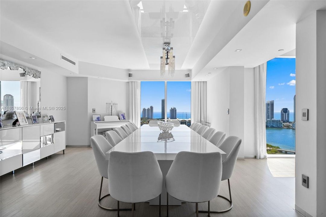 Active With Contract: $4,295,000 (6 beds, 6 baths, 5525 Square Feet)