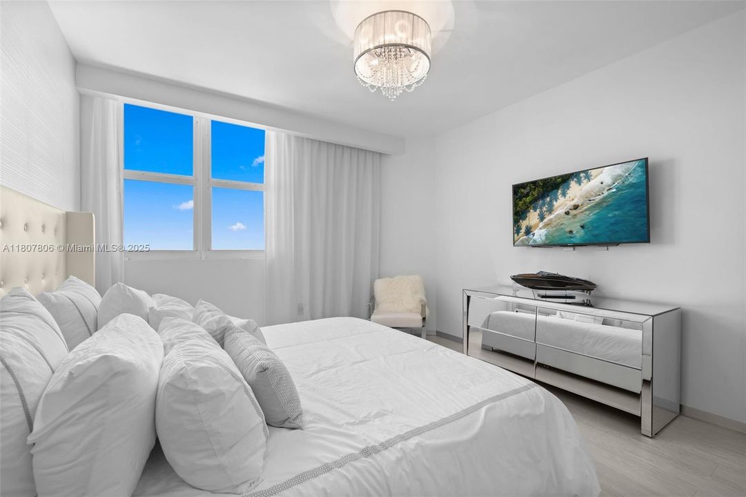 Active With Contract: $4,295,000 (6 beds, 6 baths, 5525 Square Feet)