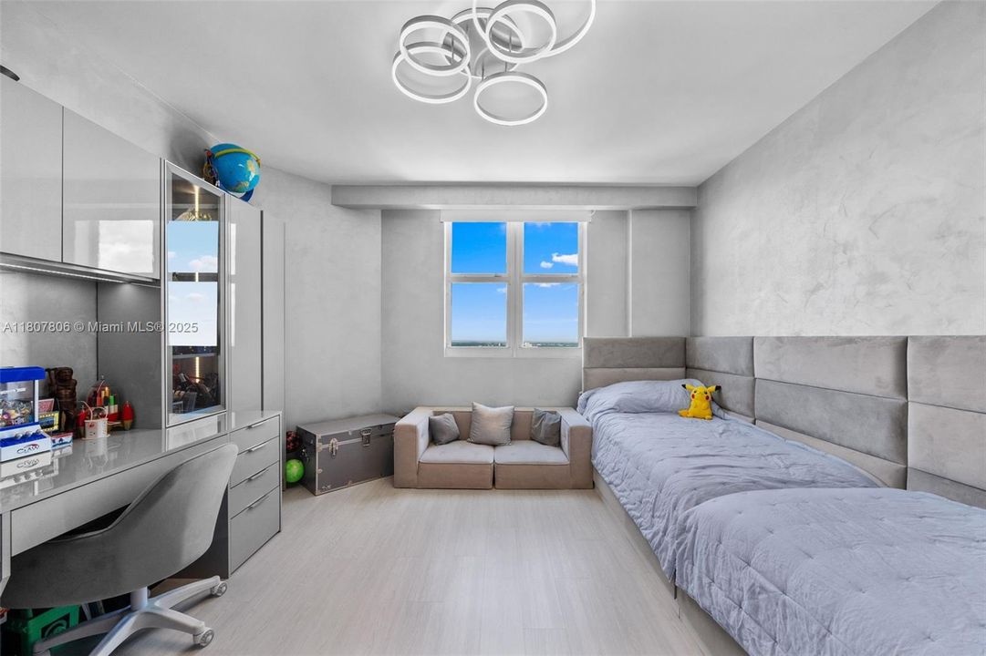 Active With Contract: $4,295,000 (6 beds, 6 baths, 5525 Square Feet)