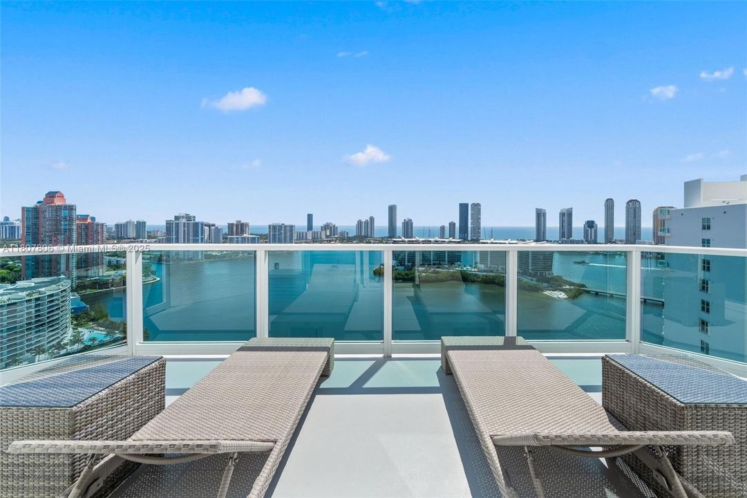 Active With Contract: $4,295,000 (6 beds, 6 baths, 5525 Square Feet)