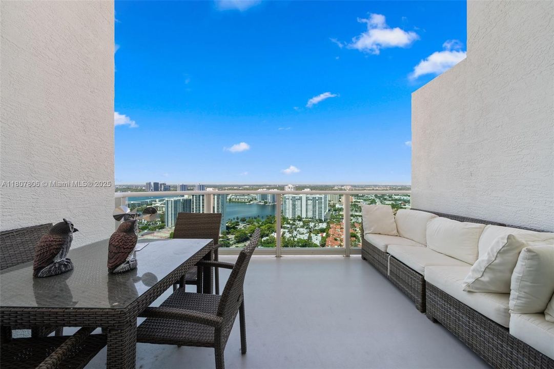 Active With Contract: $4,295,000 (6 beds, 6 baths, 5525 Square Feet)