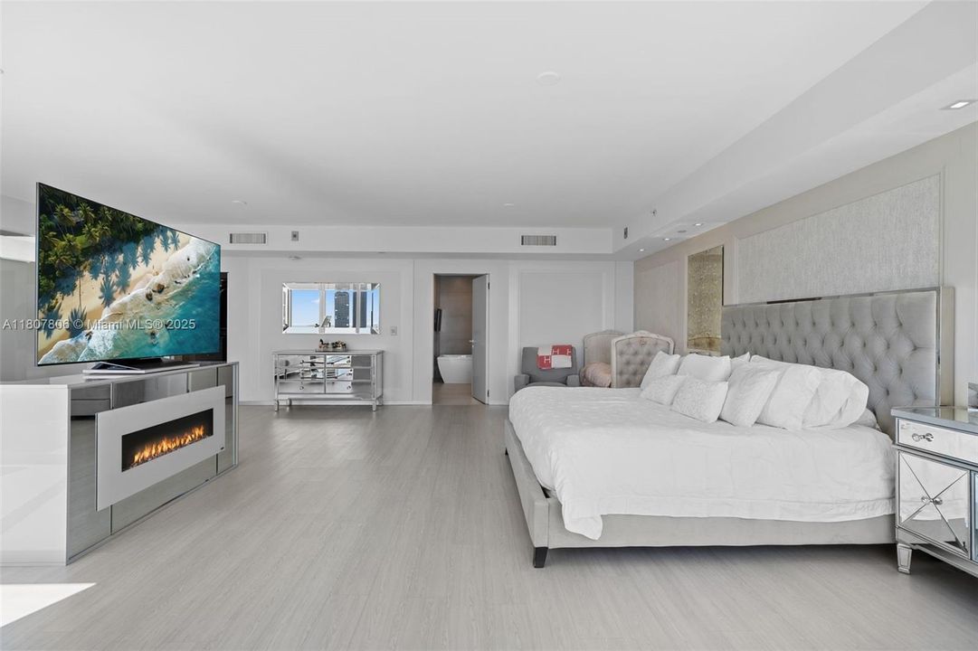 Active With Contract: $4,295,000 (6 beds, 6 baths, 5525 Square Feet)