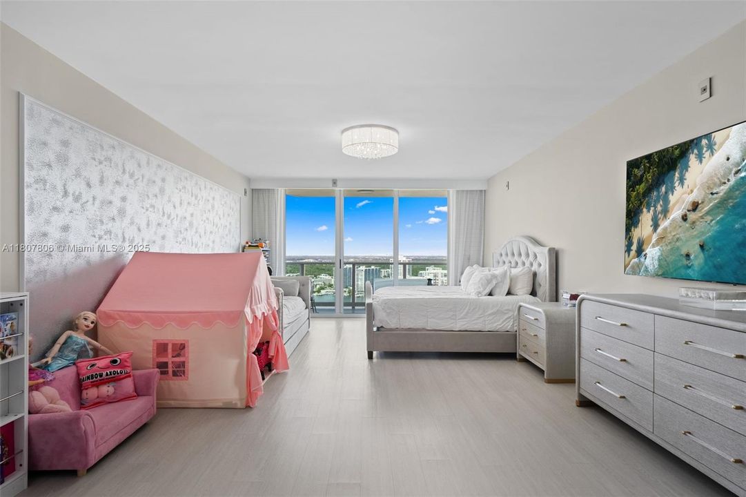 Active With Contract: $4,295,000 (6 beds, 6 baths, 5525 Square Feet)