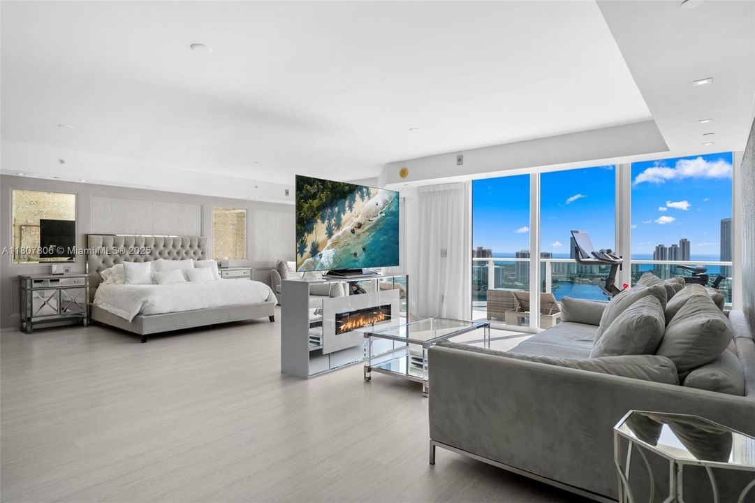 Active With Contract: $4,295,000 (6 beds, 6 baths, 5525 Square Feet)