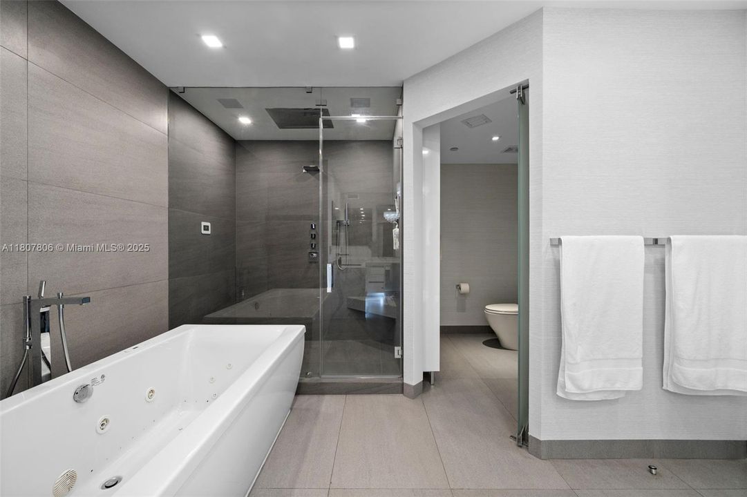 Active With Contract: $4,295,000 (6 beds, 6 baths, 5525 Square Feet)