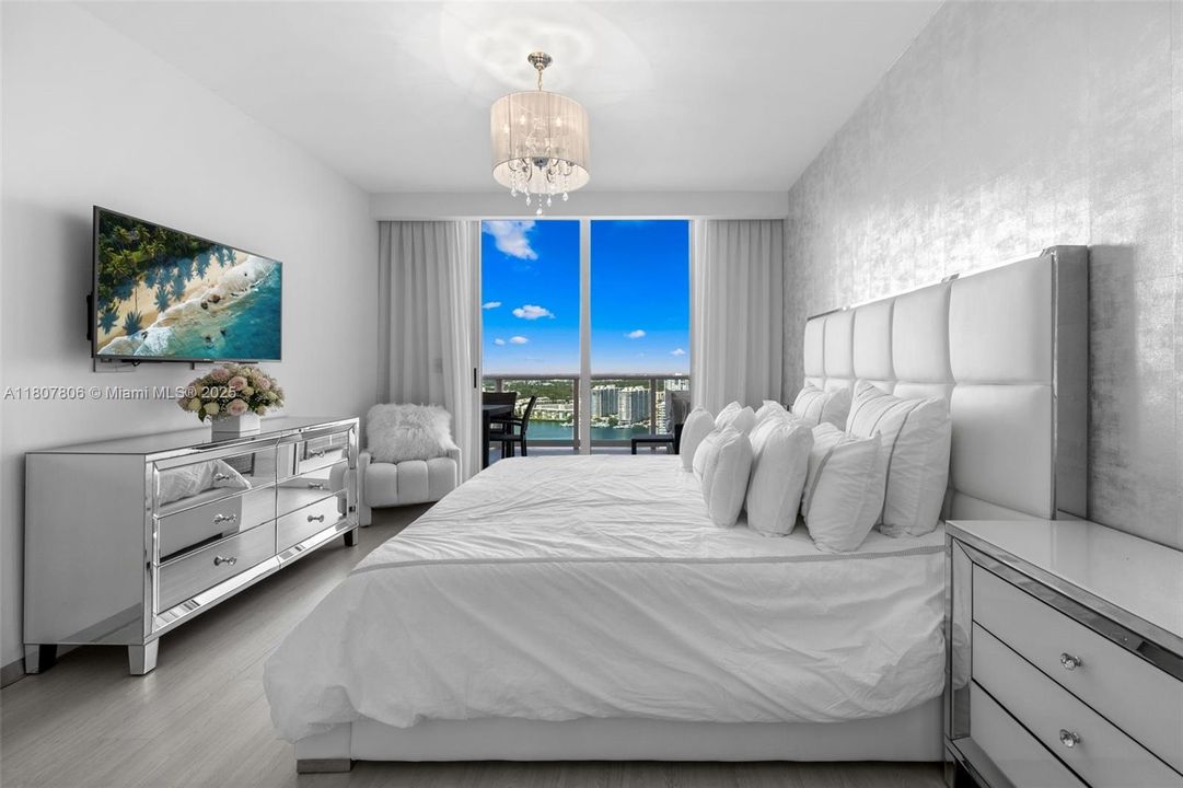 Active With Contract: $4,295,000 (6 beds, 6 baths, 5525 Square Feet)