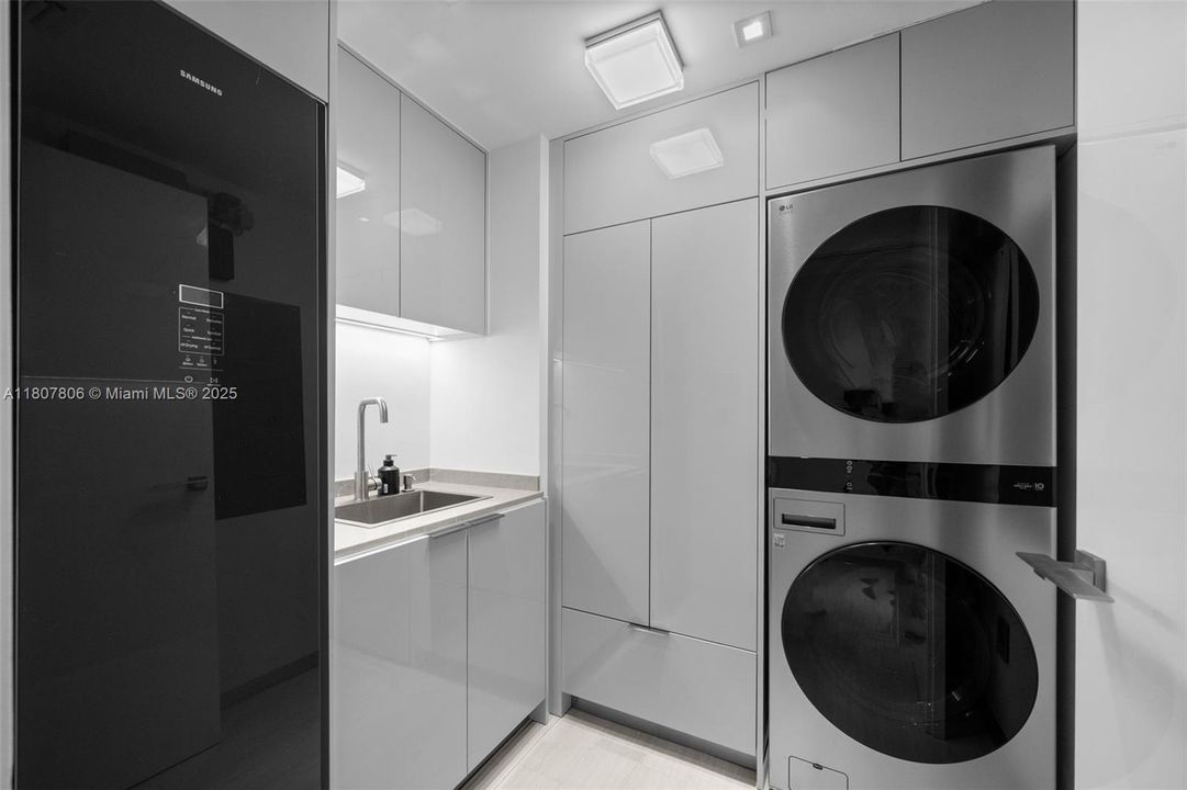 Active With Contract: $4,295,000 (6 beds, 6 baths, 5525 Square Feet)