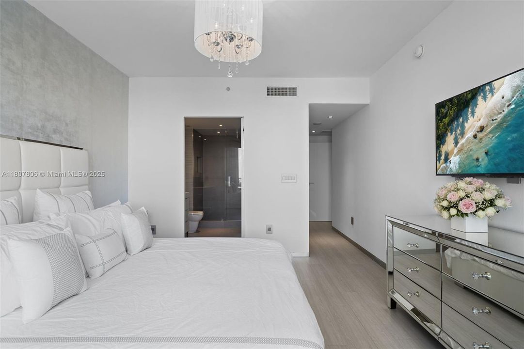 Active With Contract: $4,295,000 (6 beds, 6 baths, 5525 Square Feet)