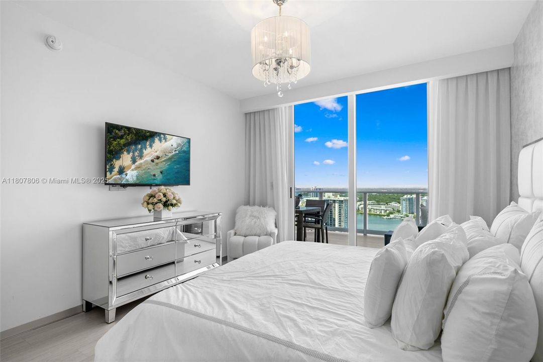 Active With Contract: $4,295,000 (6 beds, 6 baths, 5525 Square Feet)