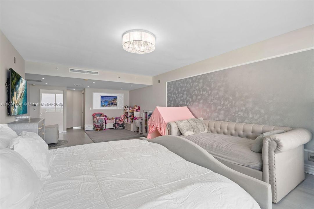 Active With Contract: $4,295,000 (6 beds, 6 baths, 5525 Square Feet)