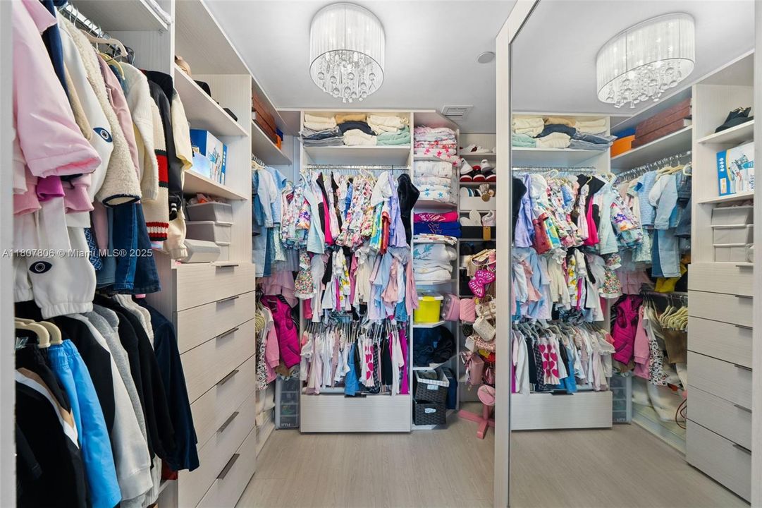 Active With Contract: $4,295,000 (6 beds, 6 baths, 5525 Square Feet)