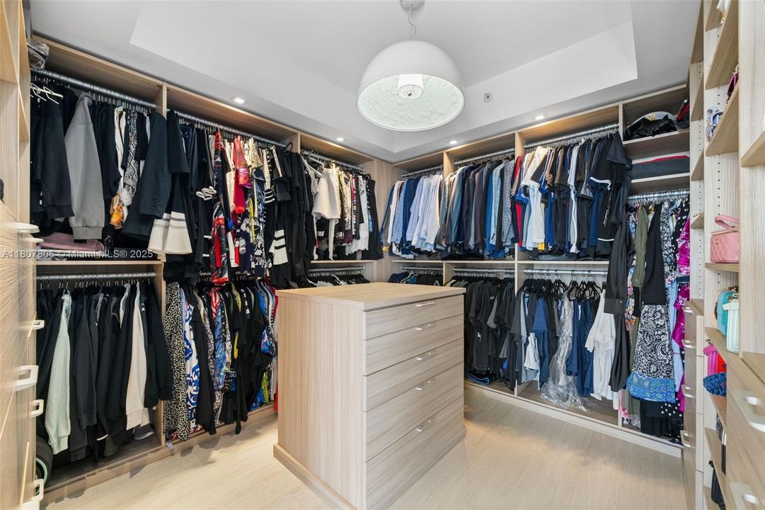 Active With Contract: $4,295,000 (6 beds, 6 baths, 5525 Square Feet)