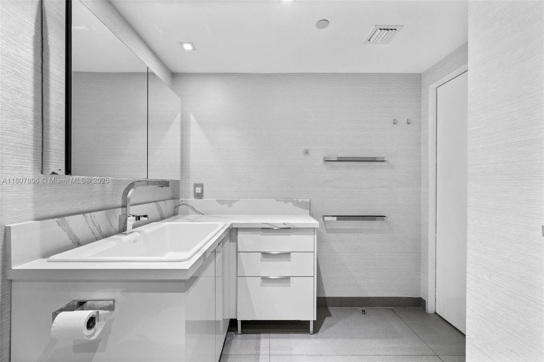 Active With Contract: $4,295,000 (6 beds, 6 baths, 5525 Square Feet)