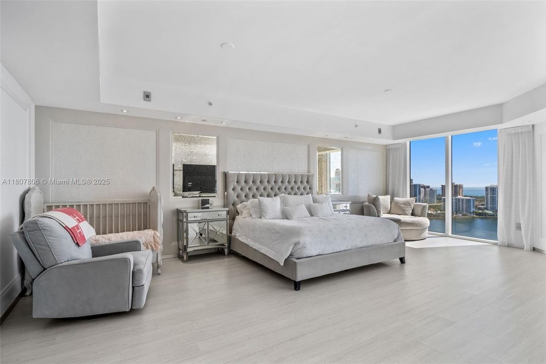 Active With Contract: $4,295,000 (6 beds, 6 baths, 5525 Square Feet)