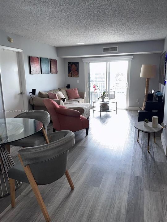 На продажу: $295,000 (2 спален, 2 ванн, 980 Квадратных фут)